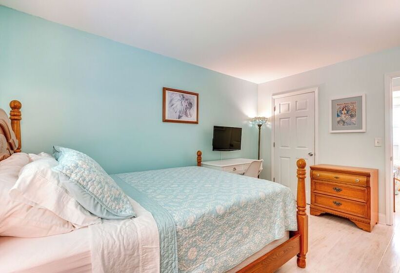 Cozy Goose Creek Escape W/ Patio & Grill