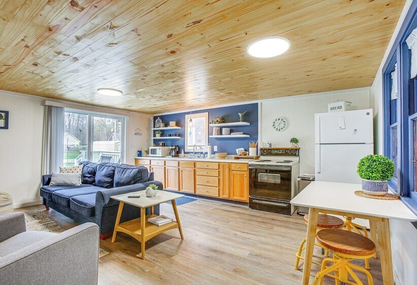 Cozy Wellston Cabin Walk To Crystal Lake!