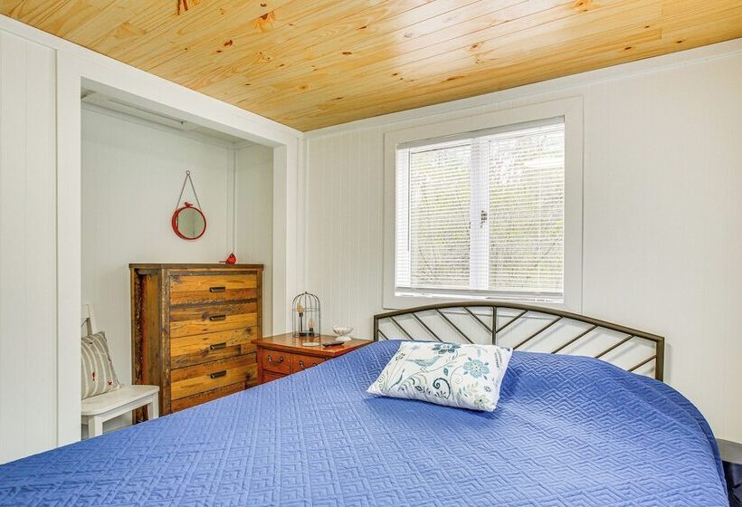 Cozy Wellston Cabin Walk To Crystal Lake!