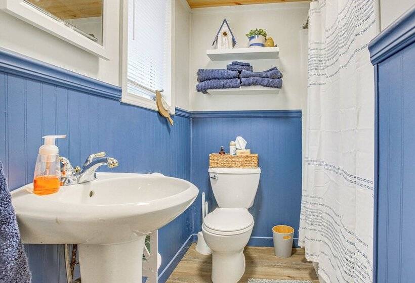 Cozy Wellston Cabin Walk To Crystal Lake!