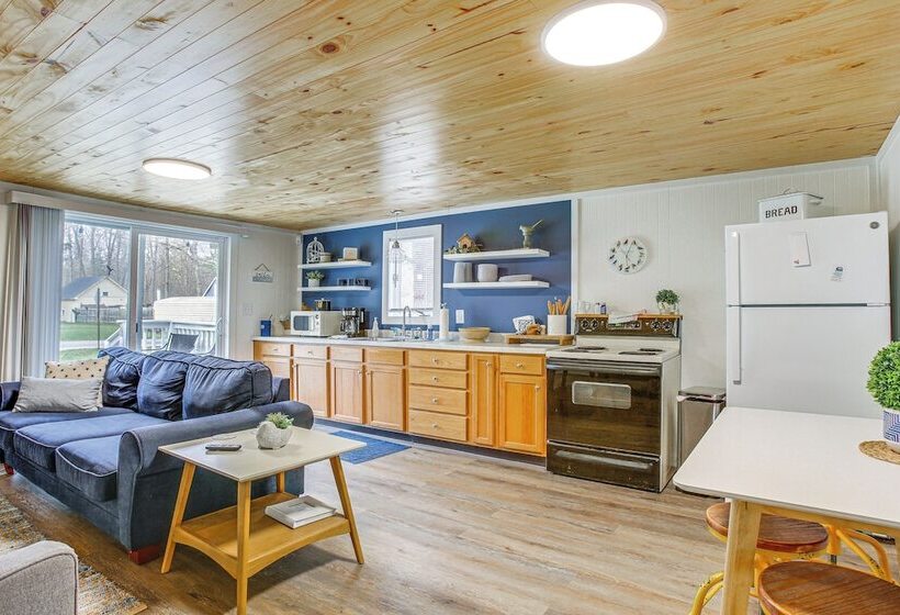 Cozy Wellston Cabin Walk To Crystal Lake!