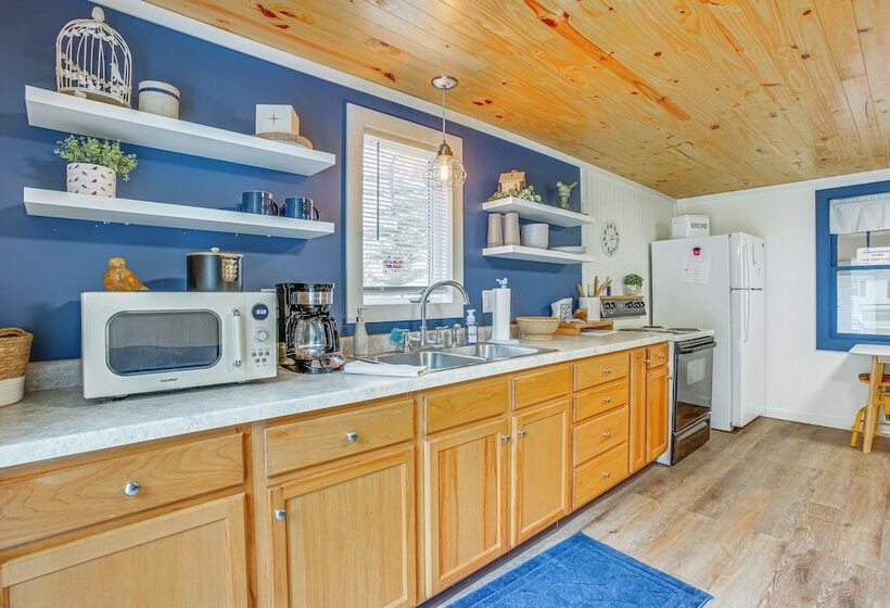 Cozy Wellston Cabin Walk To Crystal Lake!