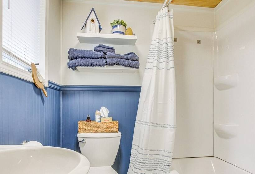 Cozy Wellston Cabin Walk To Crystal Lake!