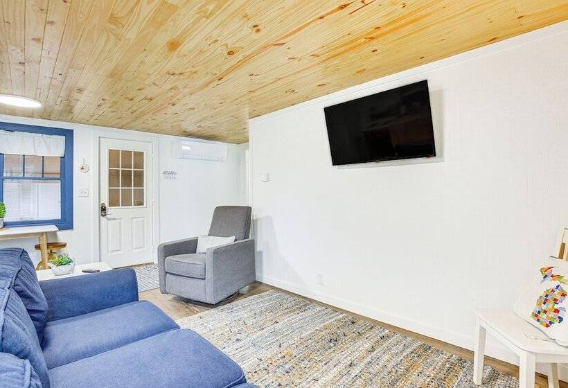 Cozy Wellston Cabin Walk To Crystal Lake!