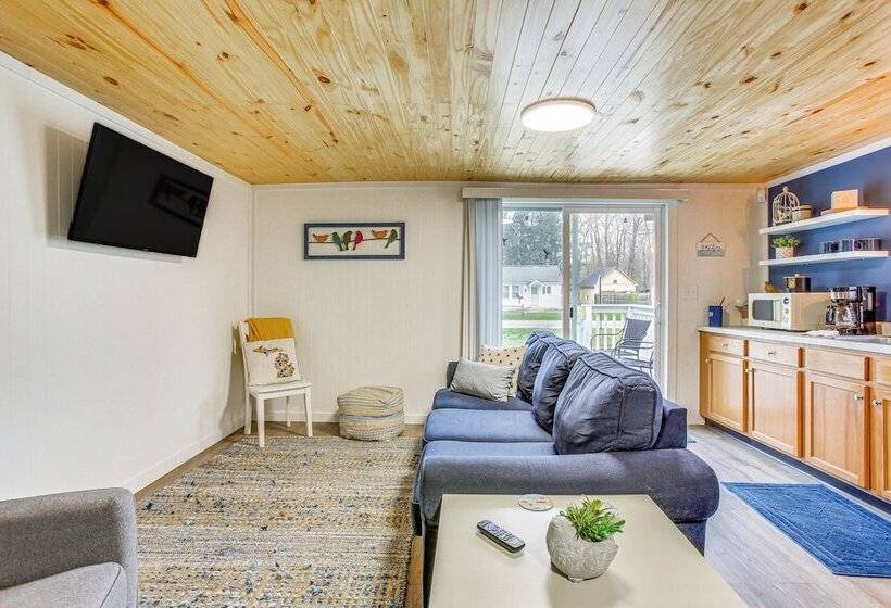 Cozy Wellston Cabin Walk To Crystal Lake!