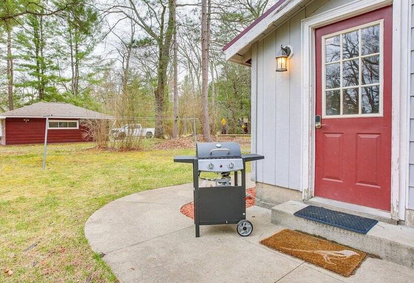 Cozy Wellston Cabin Walk To Crystal Lake!