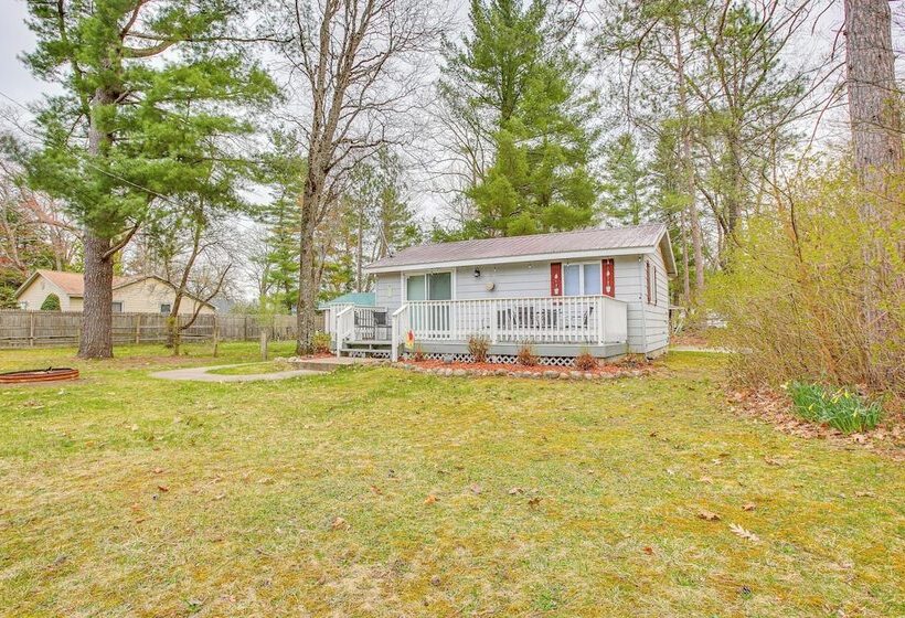 Cozy Wellston Cabin Walk To Crystal Lake!