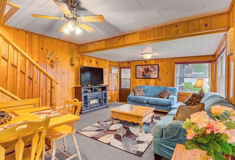 Cozy Wisconsin Cabin: Walk To Beach & Boat Ramp!