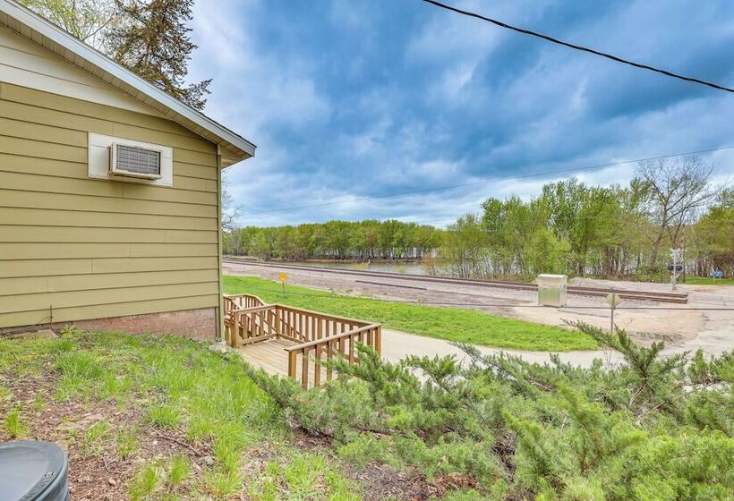 Cozy Wisconsin Cabin: Walk To Beach & Boat Ramp!