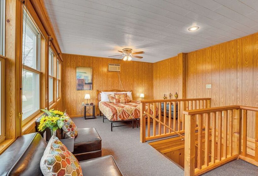 Cozy Wisconsin Cabin: Walk To Beach & Boat Ramp!