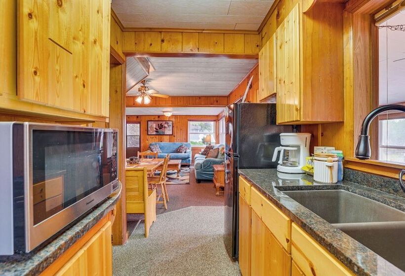 Cozy Wisconsin Cabin: Walk To Beach & Boat Ramp!