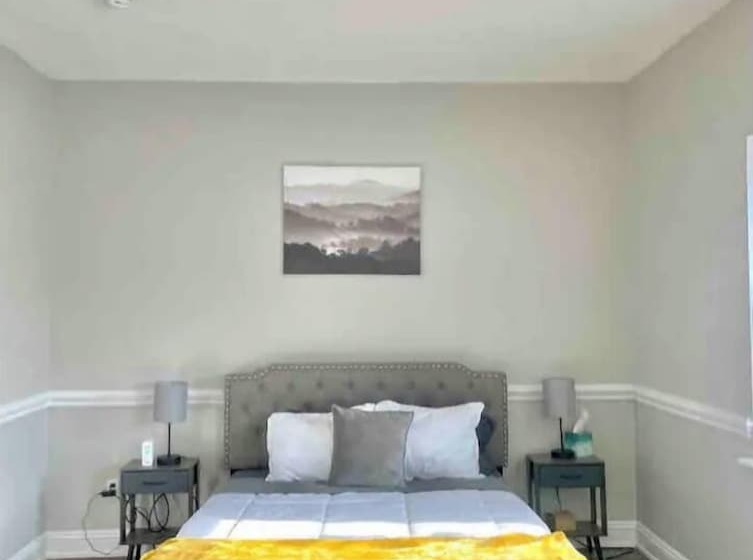 هتل Crown Gem Near Dt And Yale