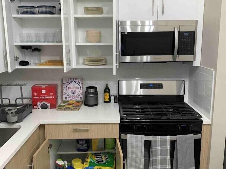 هتل Crown Gem Near Dt And Yale