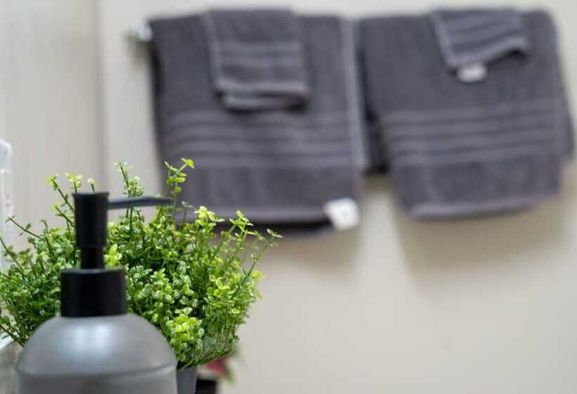 هتل Crown Gem Near Dt And Yale