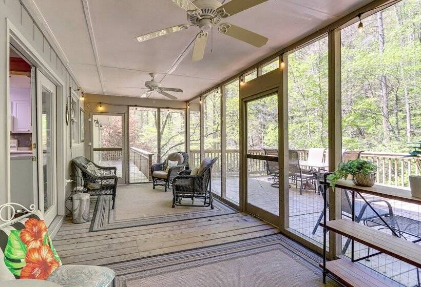 Ellijay Cottage W/ Creek Access & Private Hot Tub!