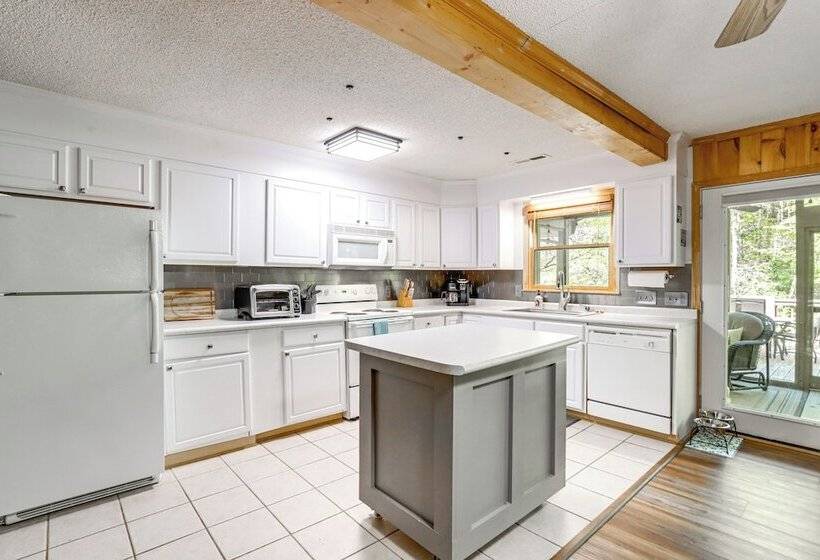 Ellijay Cottage W/ Creek Access & Private Hot Tub!