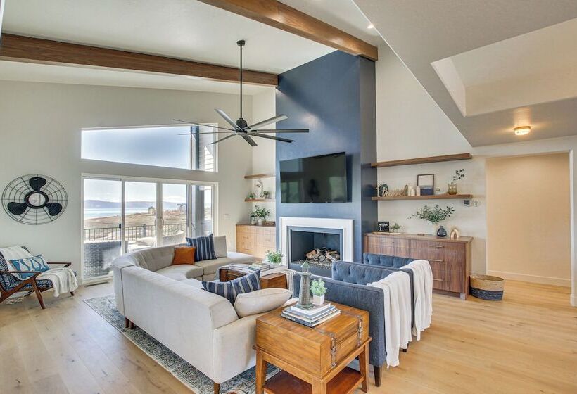 Fish Haven Gem W/ Lake View & Community Beach!