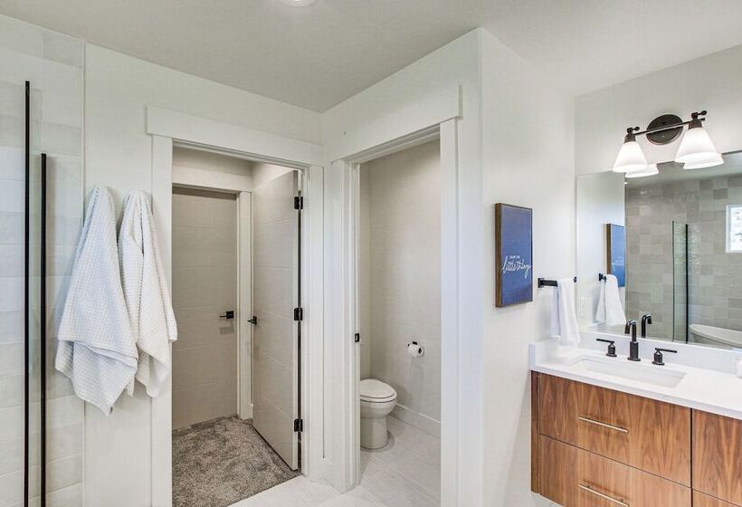 Fish Haven Gem W/ Lake View & Community Beach!