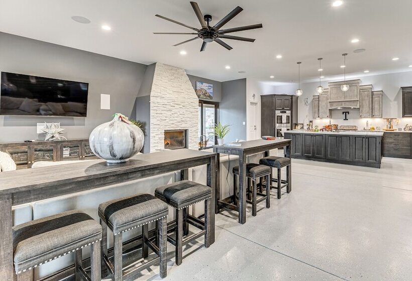 Florissant Home W/ Hot Tub, Putting Green & Views!