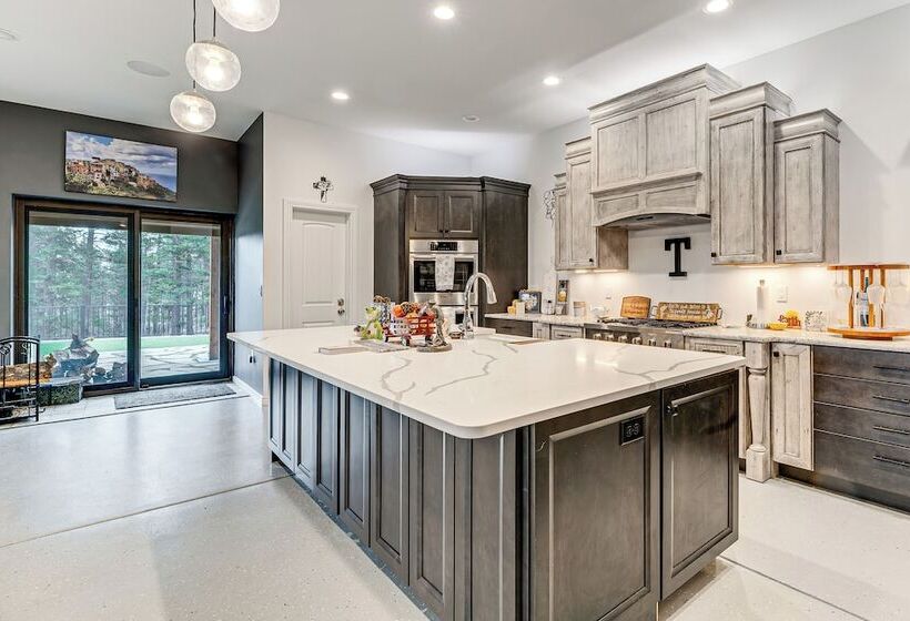 Florissant Home W/ Hot Tub, Putting Green & Views!