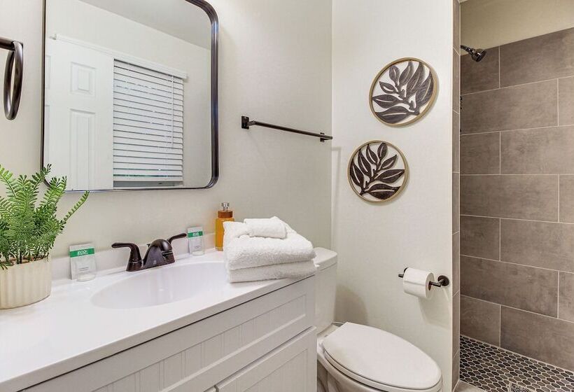 Garden City Home W/ Screened Porch: Near Savannah!