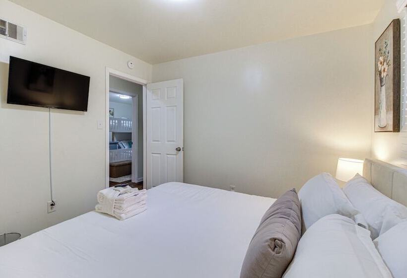 Garden City Home W/ Screened Porch: Near Savannah!