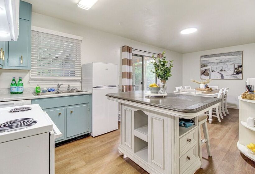 Garden City Home W/ Screened Porch: Near Savannah!