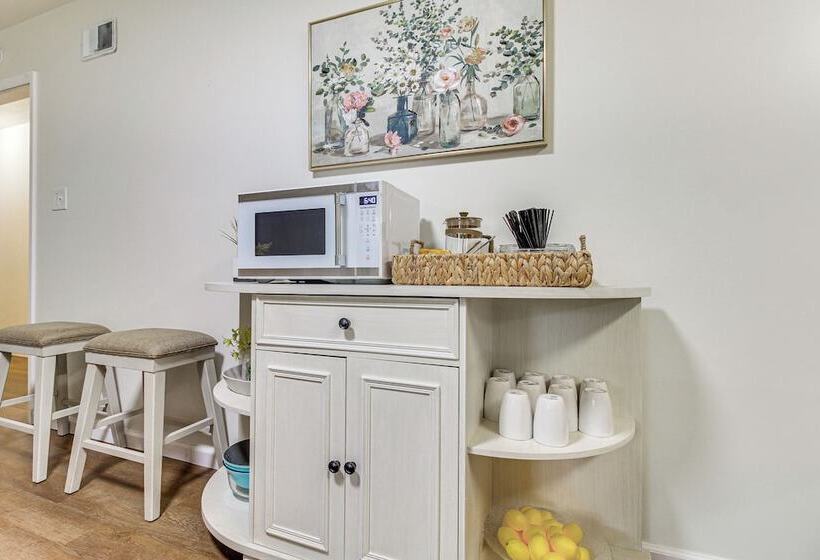 Garden City Home W/ Screened Porch: Near Savannah!