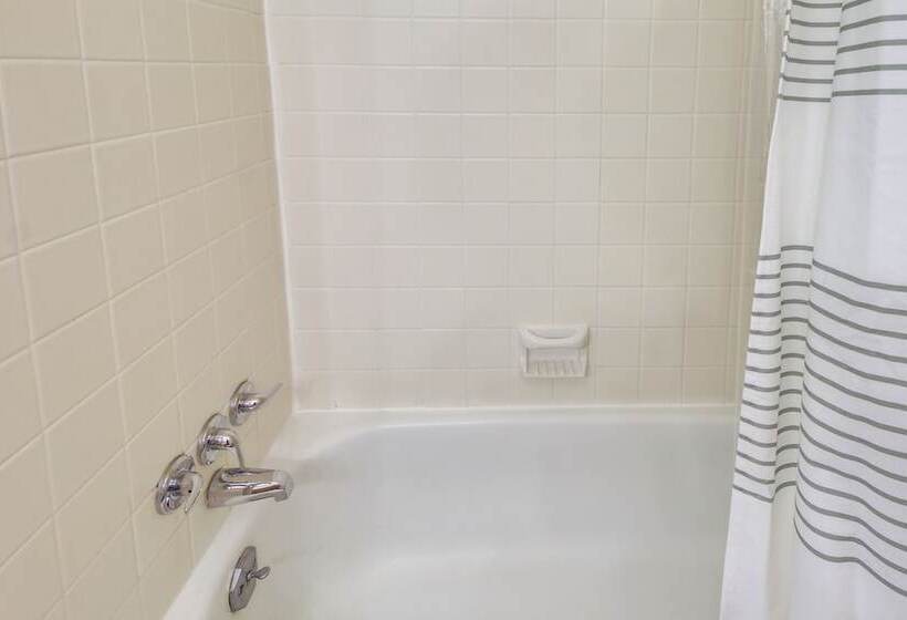 Garden City Home W/ Screened Porch: Near Savannah!