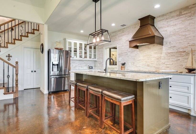 Granbury Home: Across The Street From Boat Ramp!