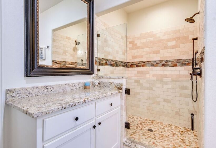 Granbury Home: Across The Street From Boat Ramp!