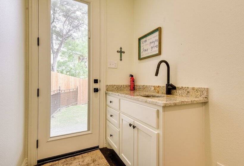 Granbury Home: Across The Street From Boat Ramp!