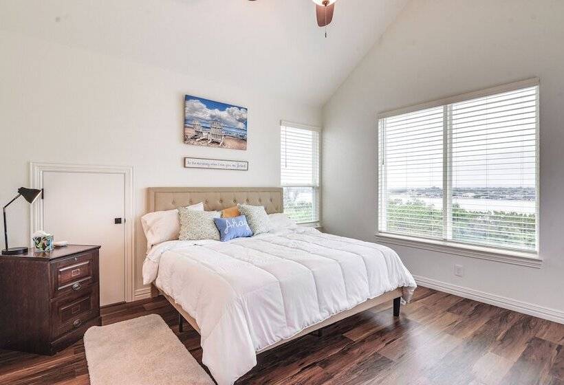 Granbury Home: Across The Street From Boat Ramp!