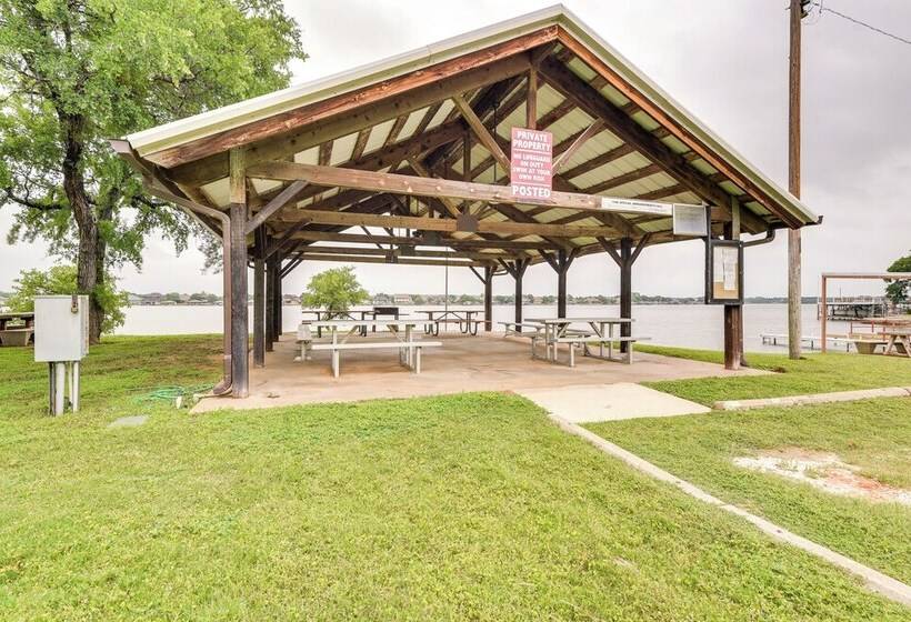 Granbury Home: Across The Street From Boat Ramp!