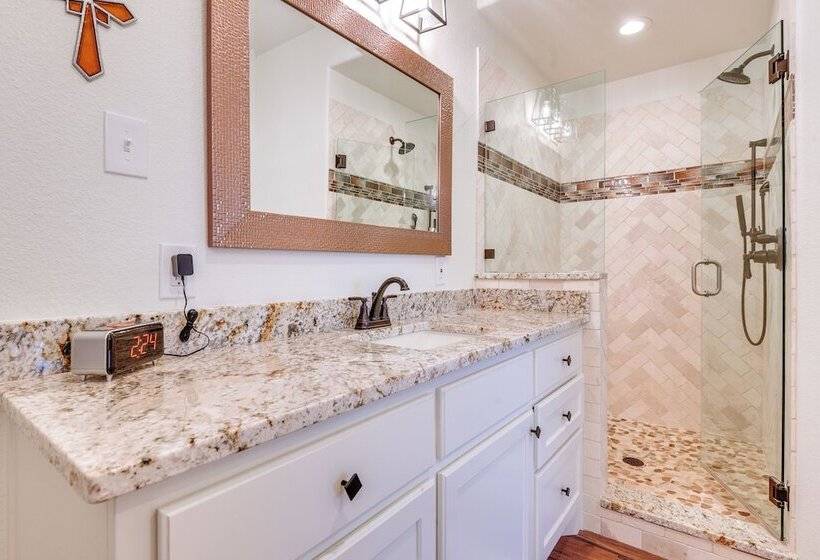 Granbury Home: Across The Street From Boat Ramp!