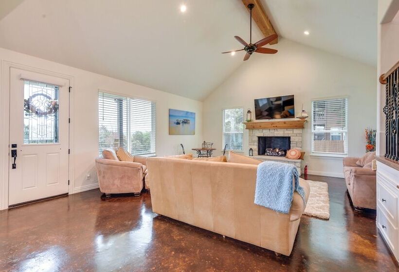 Granbury Home: Across The Street From Boat Ramp!