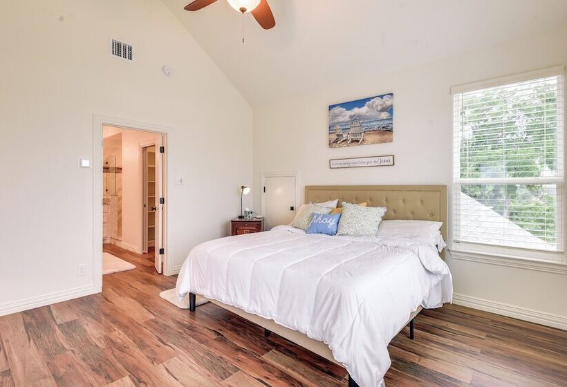 Granbury Home: Across The Street From Boat Ramp!