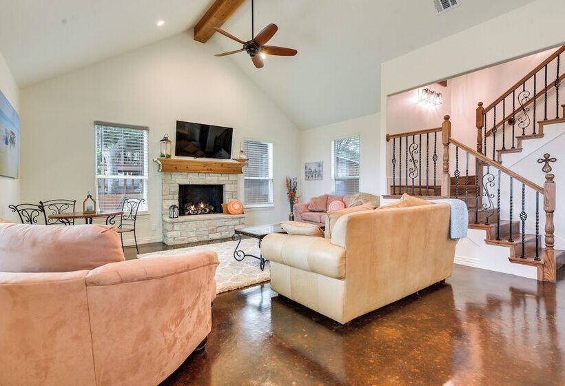 Granbury Home: Across The Street From Boat Ramp!