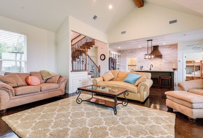 Granbury Home: Across The Street From Boat Ramp!