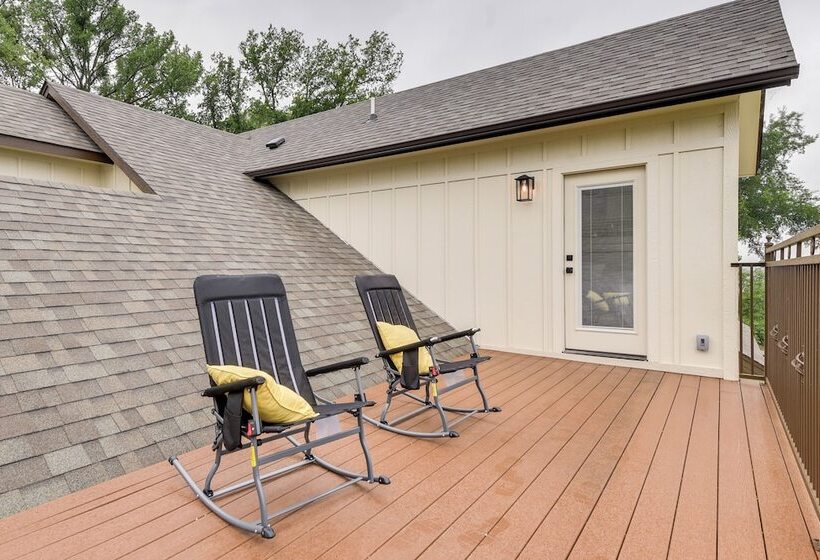 Granbury Home: Across The Street From Boat Ramp!