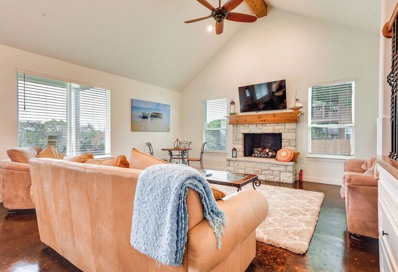 Granbury Home: Across The Street From Boat Ramp!