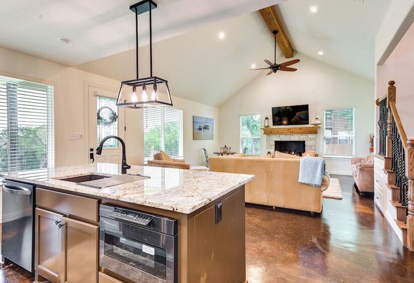 Granbury Home: Across The Street From Boat Ramp!