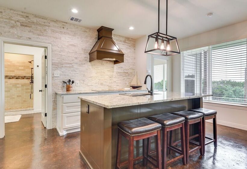 Granbury Home: Across The Street From Boat Ramp!