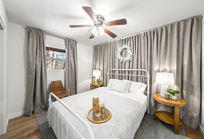 Modern Cabin W/ Hot Tub & Foliage Views!