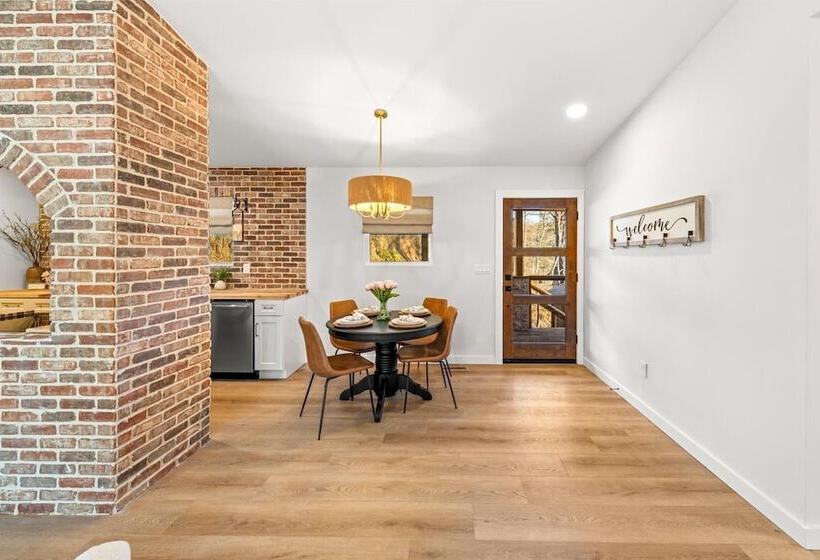 Modern Cabin W/ Hot Tub & Foliage Views!