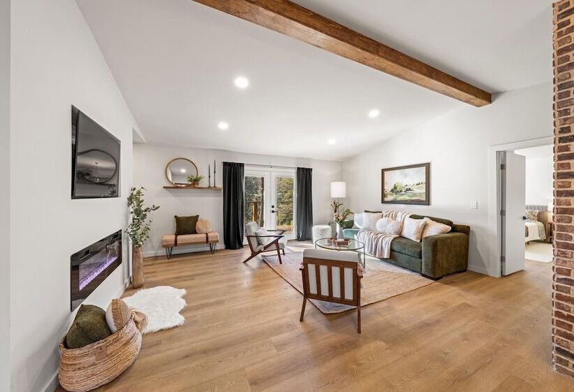 Modern Cabin W/ Hot Tub & Foliage Views!
