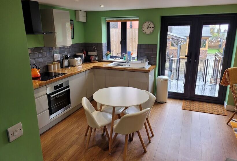 فندق Forest Cedar Lodge, Cinderford, Sleeps 4