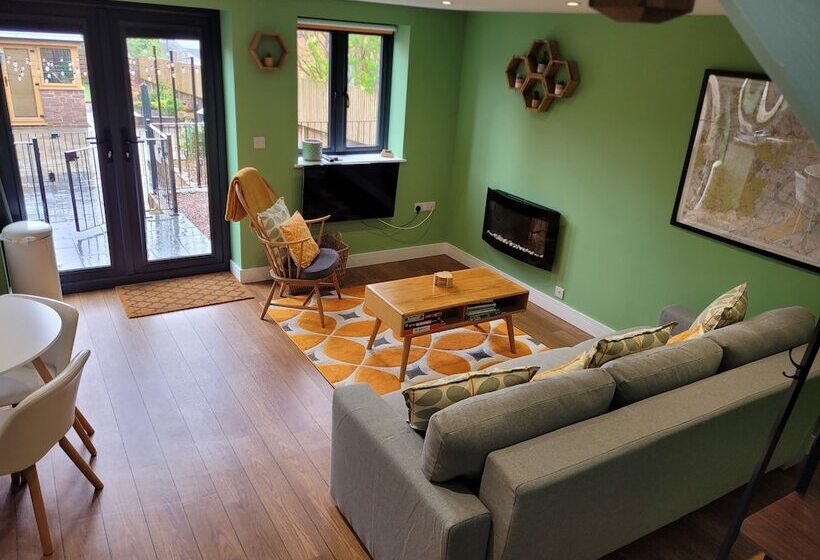 فندق Forest Cedar Lodge, Cinderford, Sleeps 4