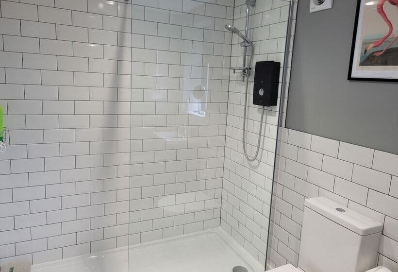 فندق Forest Cedar Lodge, Cinderford, Sleeps 4