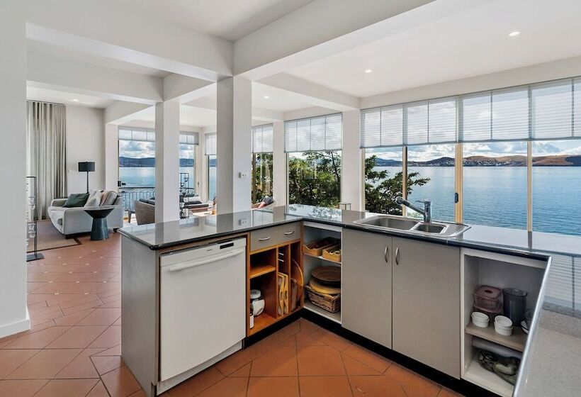 בית מלון כפרי Hakari   Waterfront & Light Filled